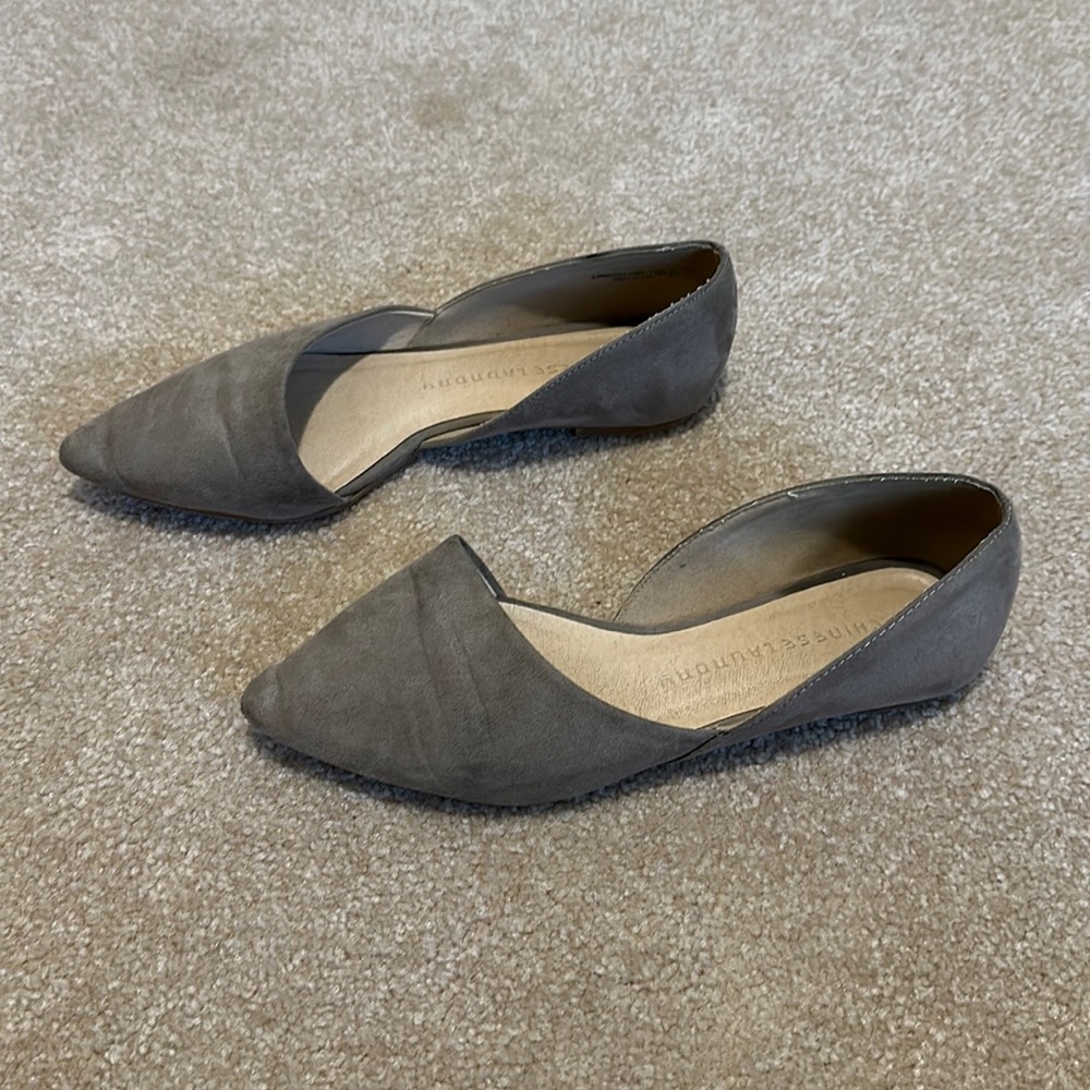Grey/nude pointed toe flat